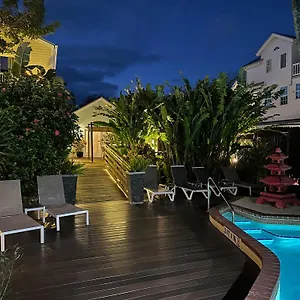 Douglas House קי וסט